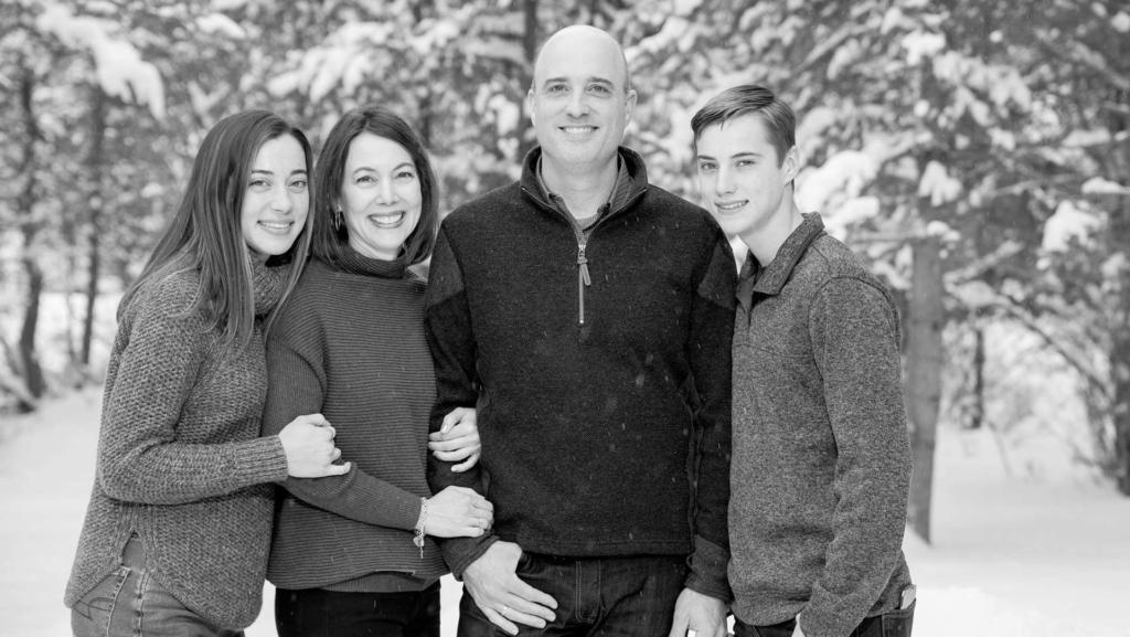 澳门足彩app员工Todd Miller和家人的冬季现场照片