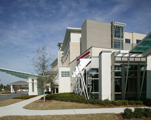 南浸信会医疗中心急诊室入口和建筑结构的外部照片
