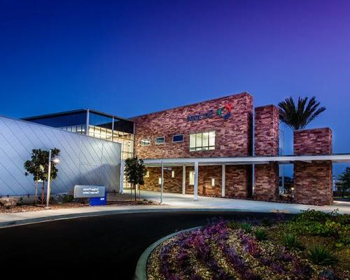 黄昏时加州质子癌症治疗中心的外景照片，入口车道和景观.