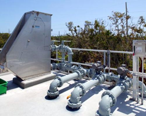 混凝土水容器顶部的管道、控制装置和金属结构