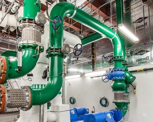 照片来自中央能源工厂内部，绿色管道和蓝色泵.