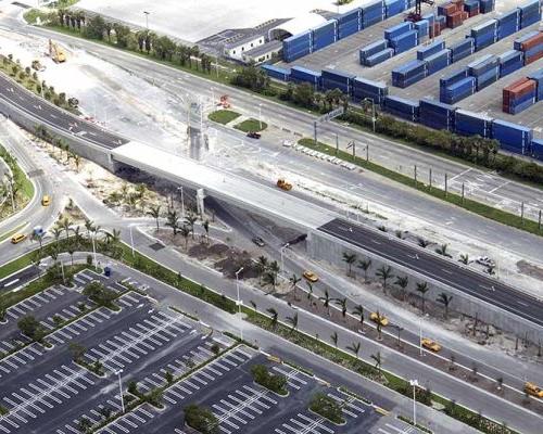 迈阿密港的Arial风景照片. 正在进行的道路工程. 新的桥梁.