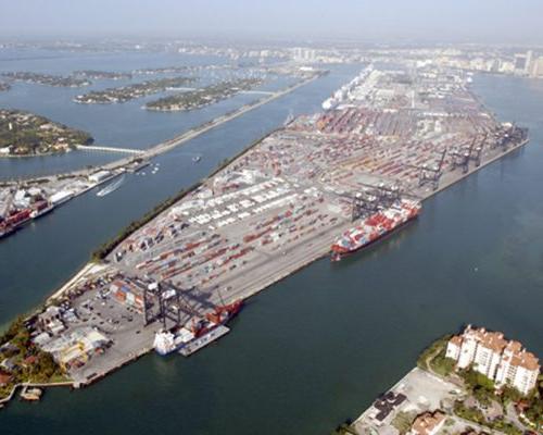迈阿密港与大量货物集装箱、集装箱船和驳船的Arial照片.
