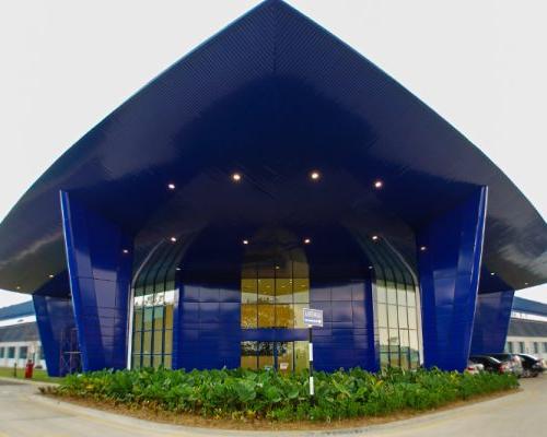 精灵航空系统东南亚公司的外部入口. 亮蓝色三角形建筑.